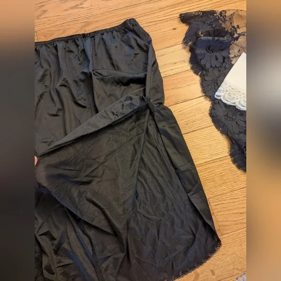 ☃️FLASH SALE☃️Vintage Black Silk Women's Slips And Accessories - Picture 8 of 10